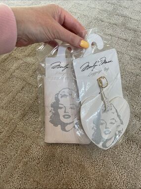 Marilyn Monroe Heart Luggage Tag & Passport Holder Set - White & Silver